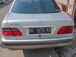 Jual mobil bekas murah Mercedes-Benz E-Class E 320 1997 di DKI Jakarta 4