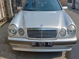 Jual mobil bekas murah Mercedes-Benz E-Class E 320 1997 di DKI Jakarta 3