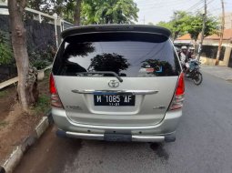 Jual Toyota Kijang Innova V 2005 harga murah di Jawa Timur 4