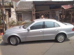 Jual cepat Mercedes-Benz E-Class 260 2004 di Banten 4