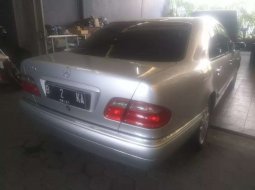 Mobil Mercedes-Benz E-Class 1996 E 320 dijual, Jawa Barat 2