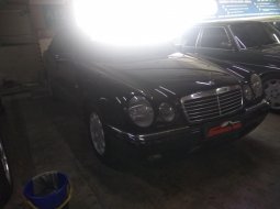 Jual mobil bekas murah Mercedes-Benz E-Class E 320 1998 di DKI Jakarta  2