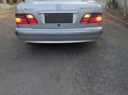 Jual cepat Mercedes-Benz E-Class 260 2001 di Jawa Barat 4