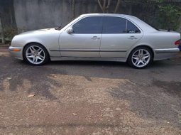 Jual cepat Mercedes-Benz E-Class 260 2001 di Jawa Barat 3