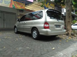 Mobil Kia Carnival 2001 GS dijual, Jawa Timur 3