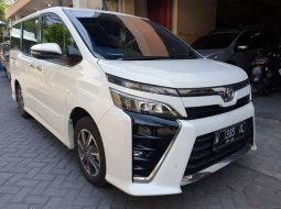 Mobil Toyota Voxy 2018 dijual, Jawa Timur 9