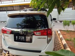 Mobil Toyota Venturer 2017 terbaik di DKI Jakarta 2