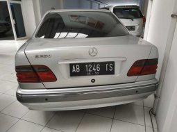 Jual mobil bekas Mercedes-Benz E-Class E260 2002 dengan harga murah di DIY Yogyakarta 4