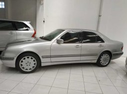 Jual mobil bekas Mercedes-Benz E-Class E260 2002 dengan harga murah di DIY Yogyakarta 3