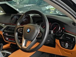 Jual mobil BMW 5 Series 530i 2018 terbaik di Jawa Timur 2