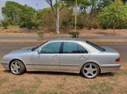 Mobil Mercedes-Benz E-Class 2002 260 terbaik di Banten 10