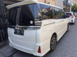 Mobil Toyota Voxy 2018 terbaik di Jawa Timur 5