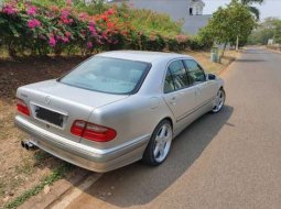 Mobil Mercedes-Benz E-Class 2002 260 terbaik di Banten 8