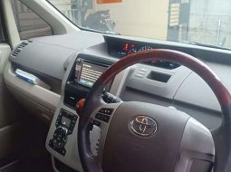 Mobil Toyota NAV1 2013 V terbaik di Jawa Timur 4