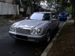 Mobil bekas Mercedes-Benz E-Class E320 1997 dijual, Jawa Barat  2