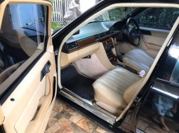 Mobil Mercedes-Benz E-Class 1988 E 300 terbaik di Bangka - Belitung 11