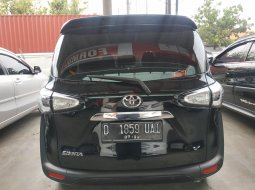 Jual cepat mobil Toyota Sienta V AT 2017 di Jawa Barat  9