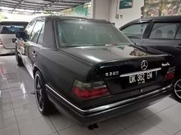 Mobil Mercedes-Benz E-Class 1994 E 320 dijual, Bali 5