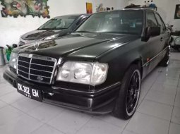 Mobil Mercedes-Benz E-Class 1994 E 320 dijual, Bali 4