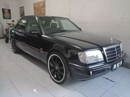 Mobil Mercedes-Benz E-Class 1994 E 320 dijual, Bali 2