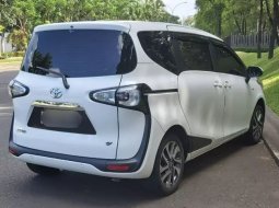 Jual mobil  Toyota Sienta 1.5 V 2017 terawat di Banten 5