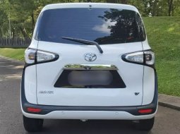 Jual mobil  Toyota Sienta 1.5 V 2017 terawat di Banten 4