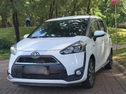Jual mobil  Toyota Sienta 1.5 V 2017 terawat di Banten 7