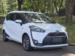 Jual mobil  Toyota Sienta 1.5 V 2017 terawat di Banten 8