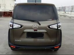 Dijual cepat mobil Toyota Sienta V 2017, DKI Jakarta 4