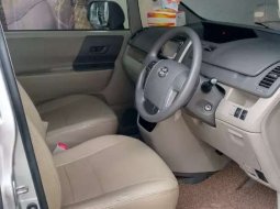 Mobil Toyota NAV1 2013 G dijual, Jawa Timur 5