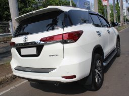 Jual Cepat Mobil Toyota Fortuner VRZ AT 2017 Putih di DKI Jakarta 4