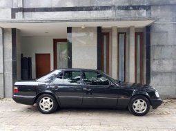 Jual mobil bekas murah Mercedes-Benz E-Class E 220 1996 di DKI Jakarta 2