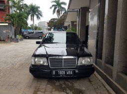 Jual mobil bekas murah Mercedes-Benz E-Class E 220 1996 di DKI Jakarta 3