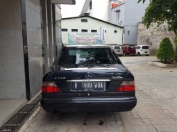 Jual mobil bekas murah Mercedes-Benz E-Class E 220 1996 di DKI Jakarta 4