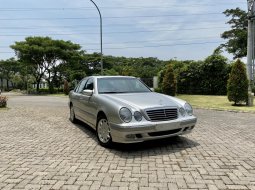 Jual Cepat Mobil Mercedes-Benz E-Class E320 2002 di Jawa Timur 10