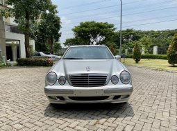 Jual Cepat Mobil Mercedes-Benz E-Class E320 2002 di Jawa Timur 9