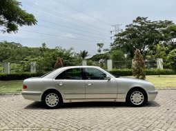 Jual Cepat Mobil Mercedes-Benz E-Class E320 2002 di Jawa Timur 7