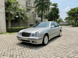 Jual Cepat Mobil Mercedes-Benz E-Class E320 2002 di Jawa Timur 8