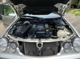 Jual Cepat Mobil Mercedes-Benz E-Class E320 2002 di Jawa Timur 3