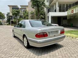 Jual Cepat Mobil Mercedes-Benz E-Class E320 2002 di Jawa Timur 5