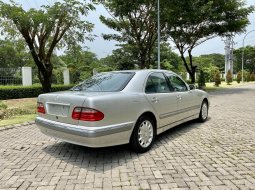 Jual Cepat Mobil Mercedes-Benz E-Class E320 2002 di Jawa Timur 6