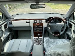 Jual Cepat Mobil Mercedes-Benz E-Class E320 2002 di Jawa Timur 2