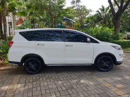 Jual mobil Toyota Innova Venturer Diesel 2.4 2017 terbaik di Banten 5