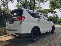 Jual mobil Toyota Innova Venturer Diesel 2.4 2017 terbaik di Banten 2