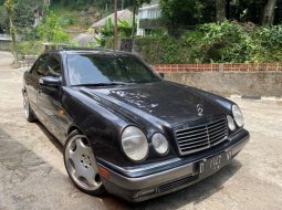 Jual cepat Mercedes-Benz E-Class E 320 1997 di Jawa Barat 9