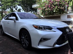 Jual Mobil Bekas Lexus ES 300h 2016 Bekas di Jawa Timur 1