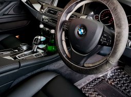 Dijual cepat mobil BMW 5 Series 528i Luxury Lci Facelift 2015, Jawa Timur 11