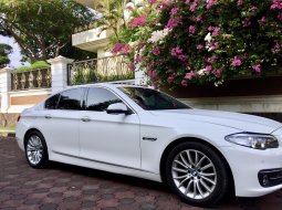 Dijual cepat mobil BMW 5 Series 528i Luxury Lci Facelift 2015, Jawa Timur 2