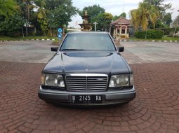 Jual mobil Mercedes-Benz E-Class E 320 1990 murah di DIY Yogyakarta 10