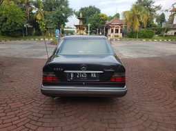Jual mobil Mercedes-Benz E-Class E 320 1990 murah di DIY Yogyakarta 7